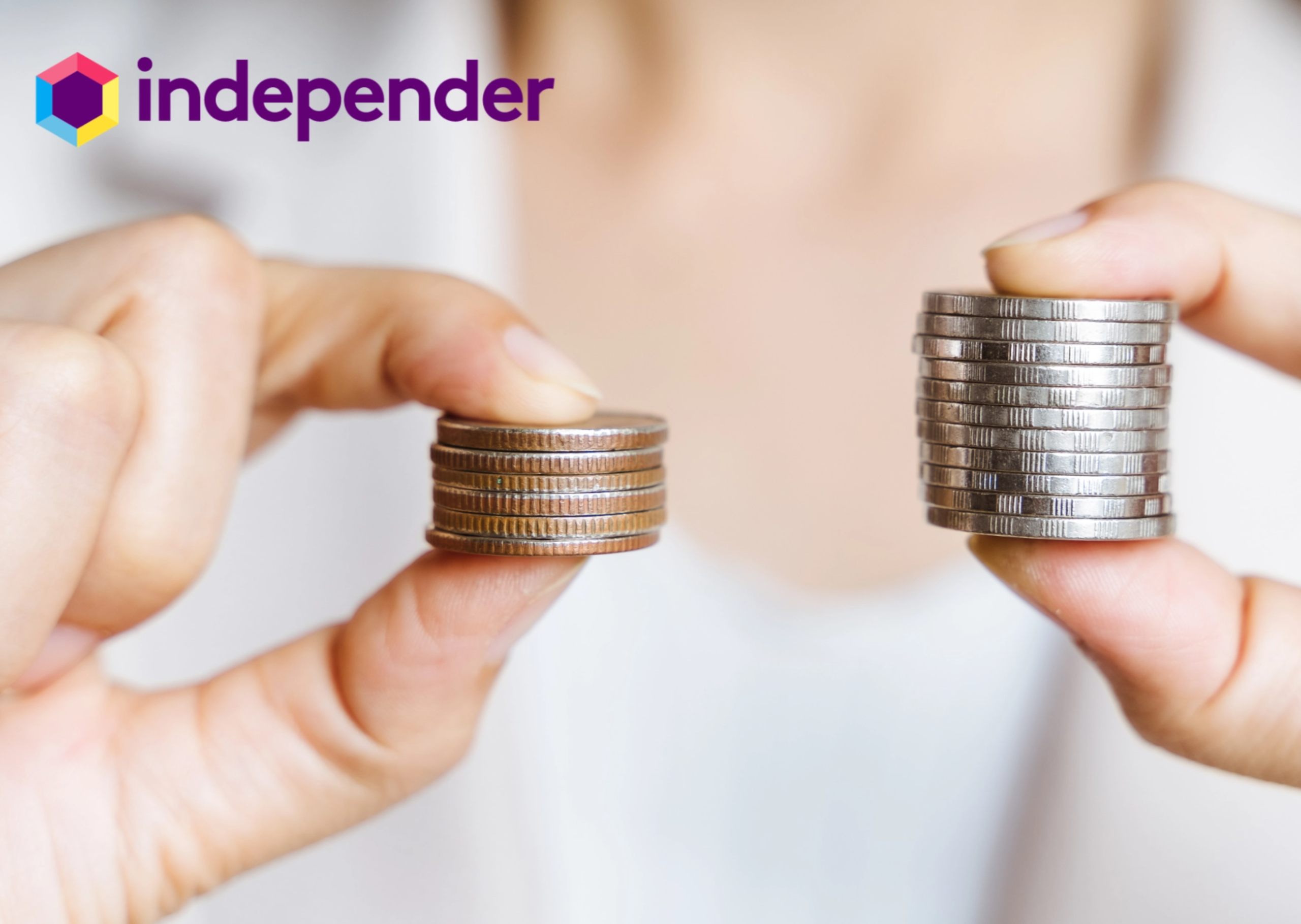 Fingers holding euro bills with Independer logo in the top left